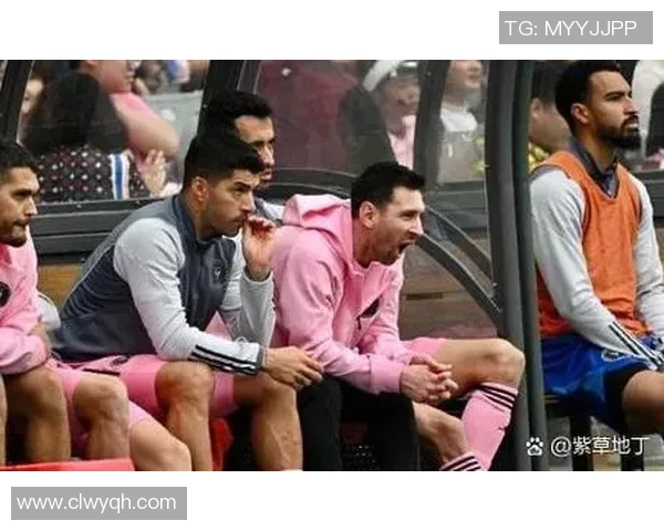 足球明星意外遭遇踩裆事件引发热议球迷们对此反应不一